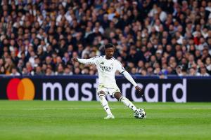 记者：卡马文加牙疼缺席皇马训练，赫伊森参加训练